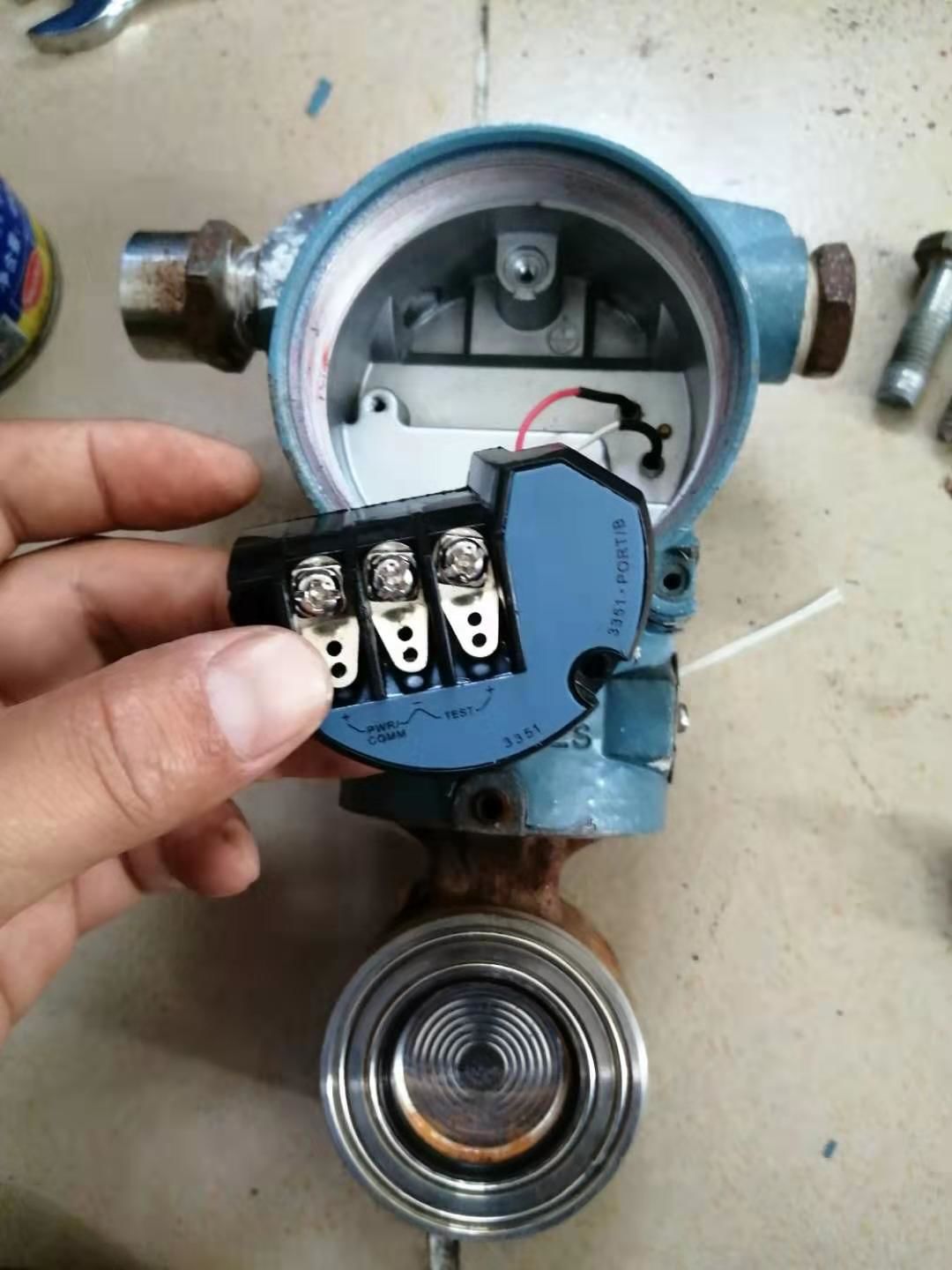 電容差壓午夜免费三级片拆卸查看內部結構